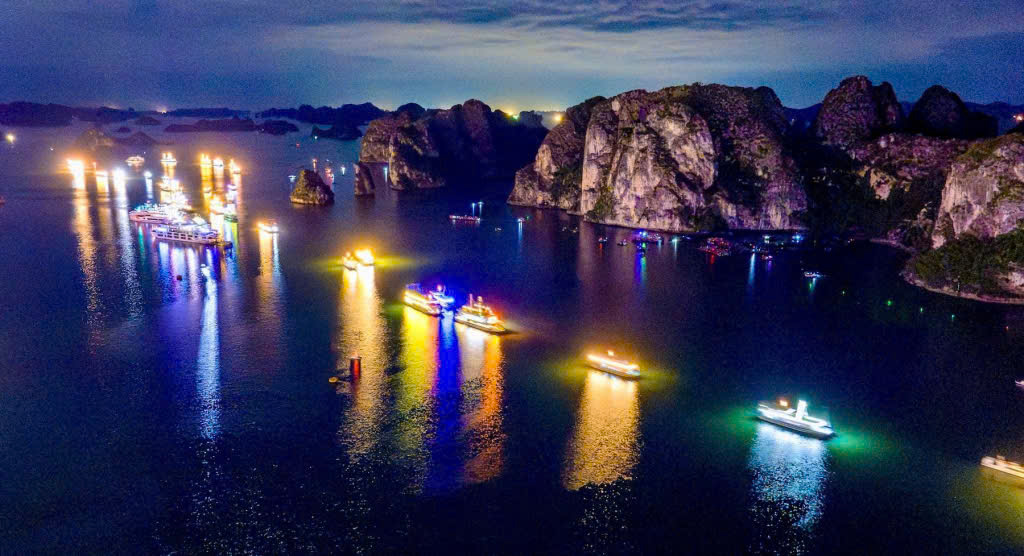 Khung cảnh diễu h&agrave;nh tr&ecirc;n đường Trần Quốc Nghiễn v&agrave; vịnh Hạ Long