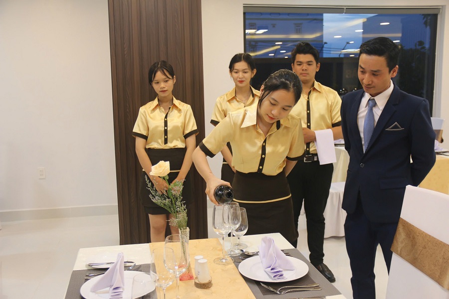 Sinh vi&ecirc;n ng&agrave;nh du lịch thực h&agrave;nh nghiệp vụ nh&agrave; h&agrave;ng &ndash; kh&aacute;ch sạn, từng bước tiệm cận ti&ecirc;u chuẩn nh&acirc;n lực chất lượng cao