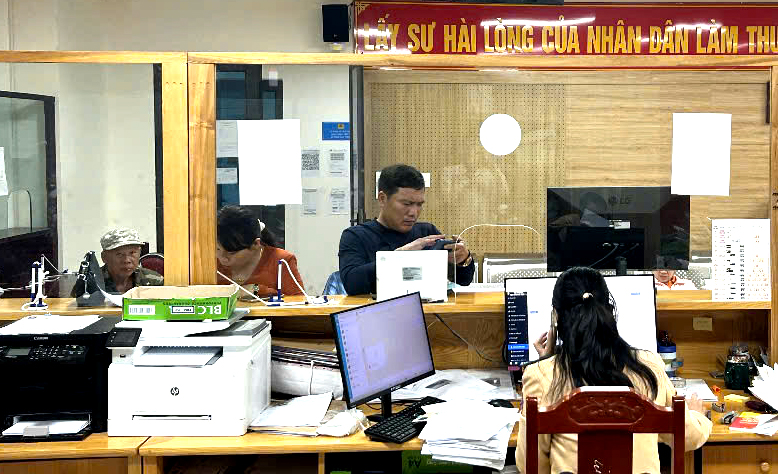 Lực lượng Cảnh s&aacute;t giao th&ocirc;ng bố tr&iacute; qu&acirc;n số trực tại bộ phận 1 cửa để giải quyết thủ tục h&agrave;nh ch&iacute;nh cho Nh&acirc;n d&acirc;n