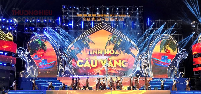 C&aacute;c tiết mục văn nghệ đặc sắc t&ocirc;n vinh, t&aacute;i hiện lại qu&aacute; tr&igrave;nh h&igrave;nh th&agrave;nh nghề nu&ocirc;i trồng v&agrave; đ&aacute;nh bắt thủy hải sản ở v&ugrave;ng biển ph&iacute;a đ&ocirc;ng Đắk Lắk.