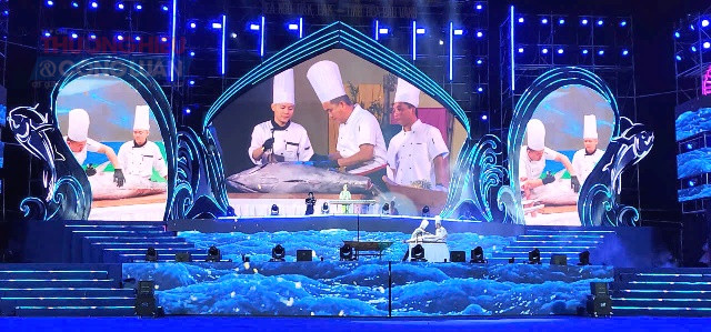 Biểu diễn phi l&ecirc; c&aacute; ngừ trực tiếp ngay tr&ecirc;n s&acirc;n khấu.