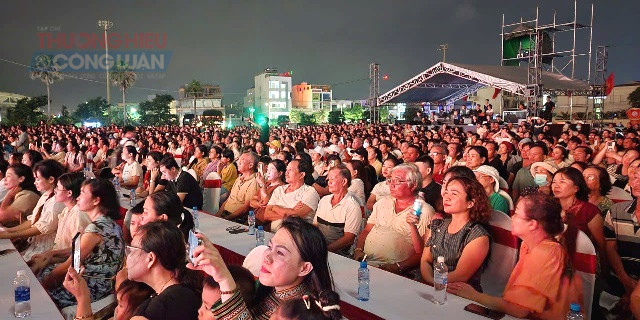 Người d&acirc;n v&agrave; du kh&aacute;ch đ&atilde; đến quảng trường Ph&uacute; Y&ecirc;n để theo d&otilde;i chương tr&igrave;nh nghệ thuật.