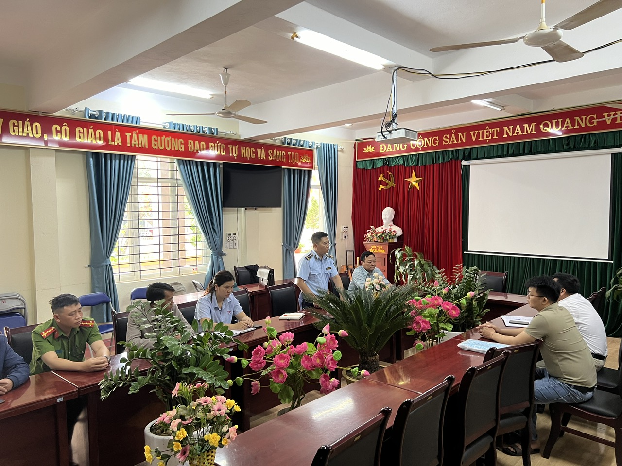Đo&agrave;n kiểm tra li&ecirc;n ng&agrave;nh l&agrave;m việc về c&ocirc;ng t&aacute;c vệ sinh ATTP x&atilde; S&igrave; Lở Lầu. Ảnh: Chi cục QLTT tỉnh Lai Ch&acirc;u