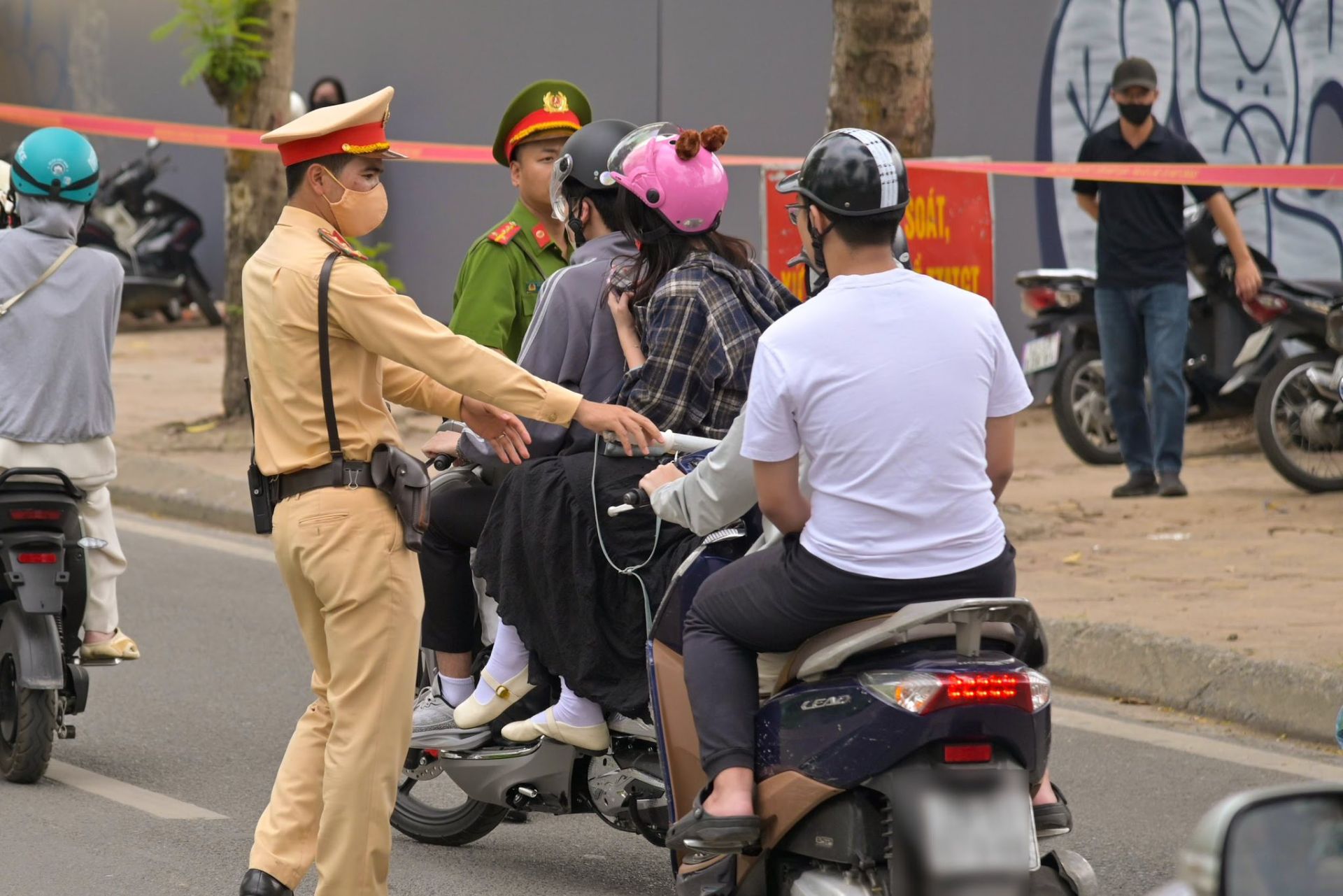 Lực lượng Cảnh s&aacute;t giao th&ocirc;ng lập chốt kiểm tra, xử l&yacute; vi phạm tr&ecirc;n tuyến đường Lạc Long Qu&acirc;n chiều 1/5.