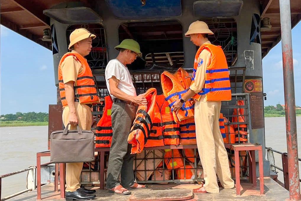 Tổ c&ocirc;ng t&aacute;c tuy&ecirc;n truyền, hướng dẫn người d&acirc;n mặc &aacute;o phao khi tham gia giao th&ocirc;ng đường thủy.