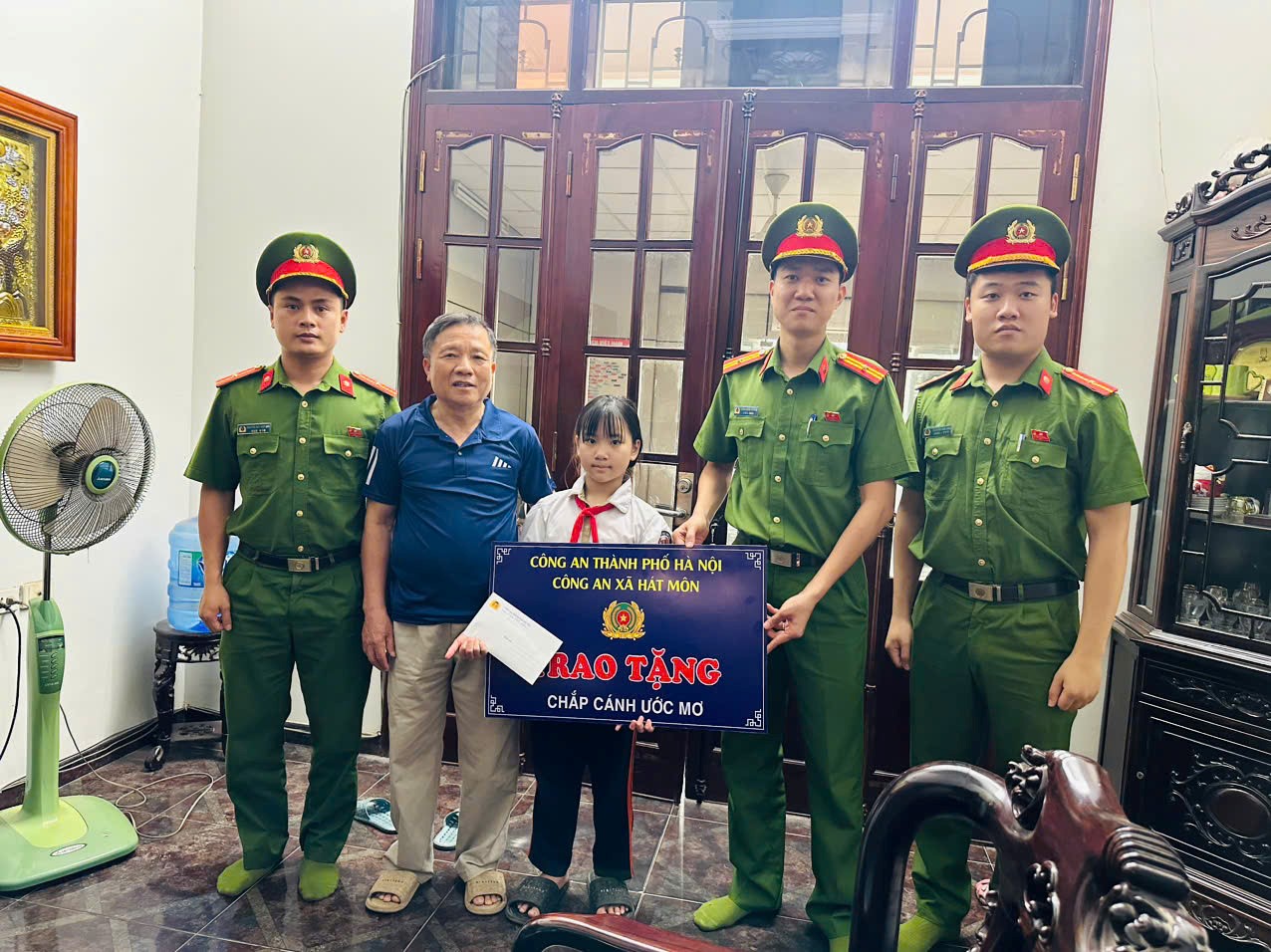 Đại diện C&ocirc;ng an x&atilde; H&aacute;t M&ocirc;n trao kinh ph&iacute; hỗ trợ trong chương tr&igrave;nh &ldquo;Chắp c&aacute;nh ước mơ&rdquo;, lan tỏa nghĩa t&igrave;nh đồng đội.
