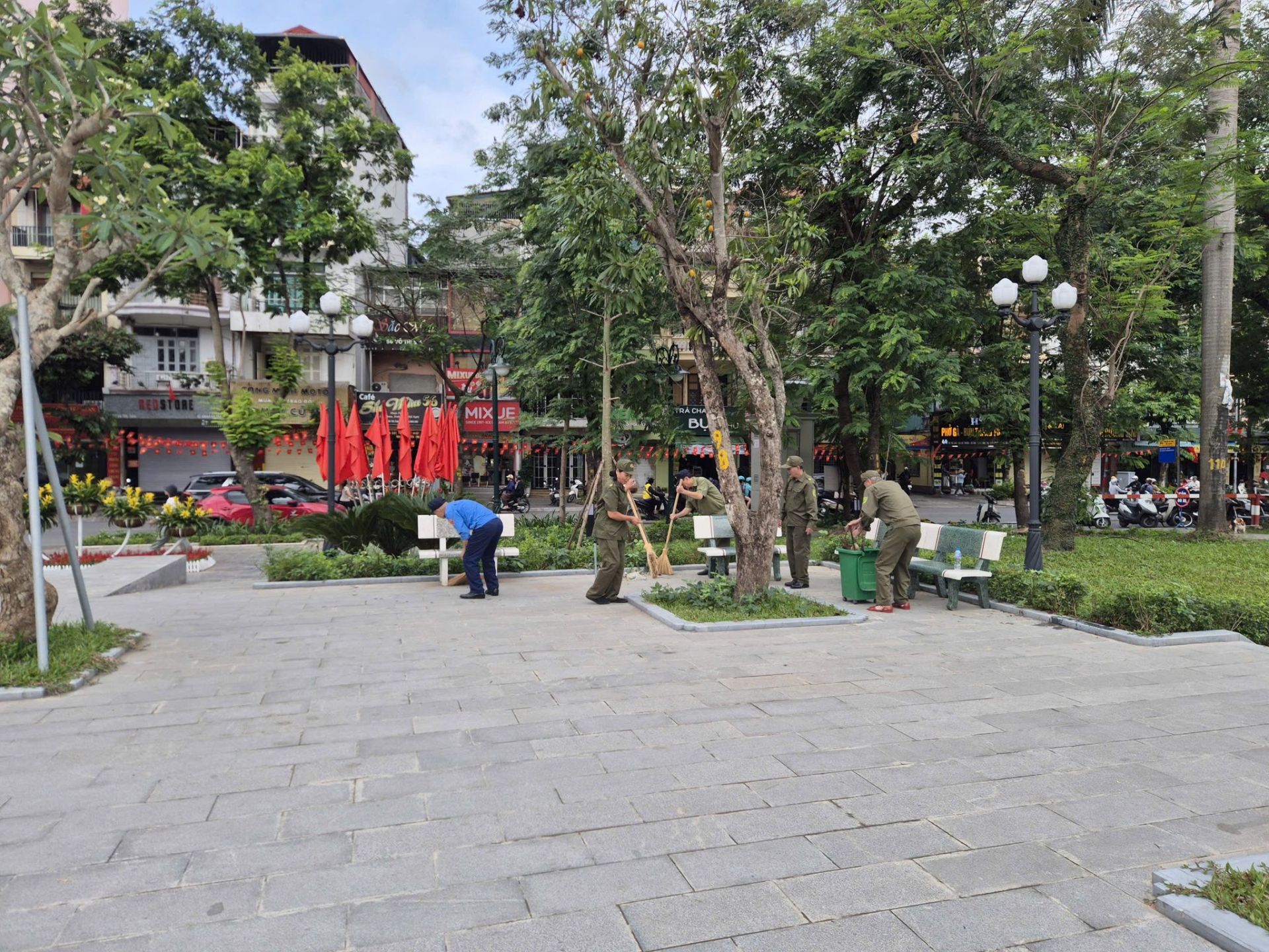 Tuổi trẻ Công an phường Bạch Mai ra quân làm sạch Công viên Võ Thị Sáu, lan tỏa trách nhiệm cộng đồng