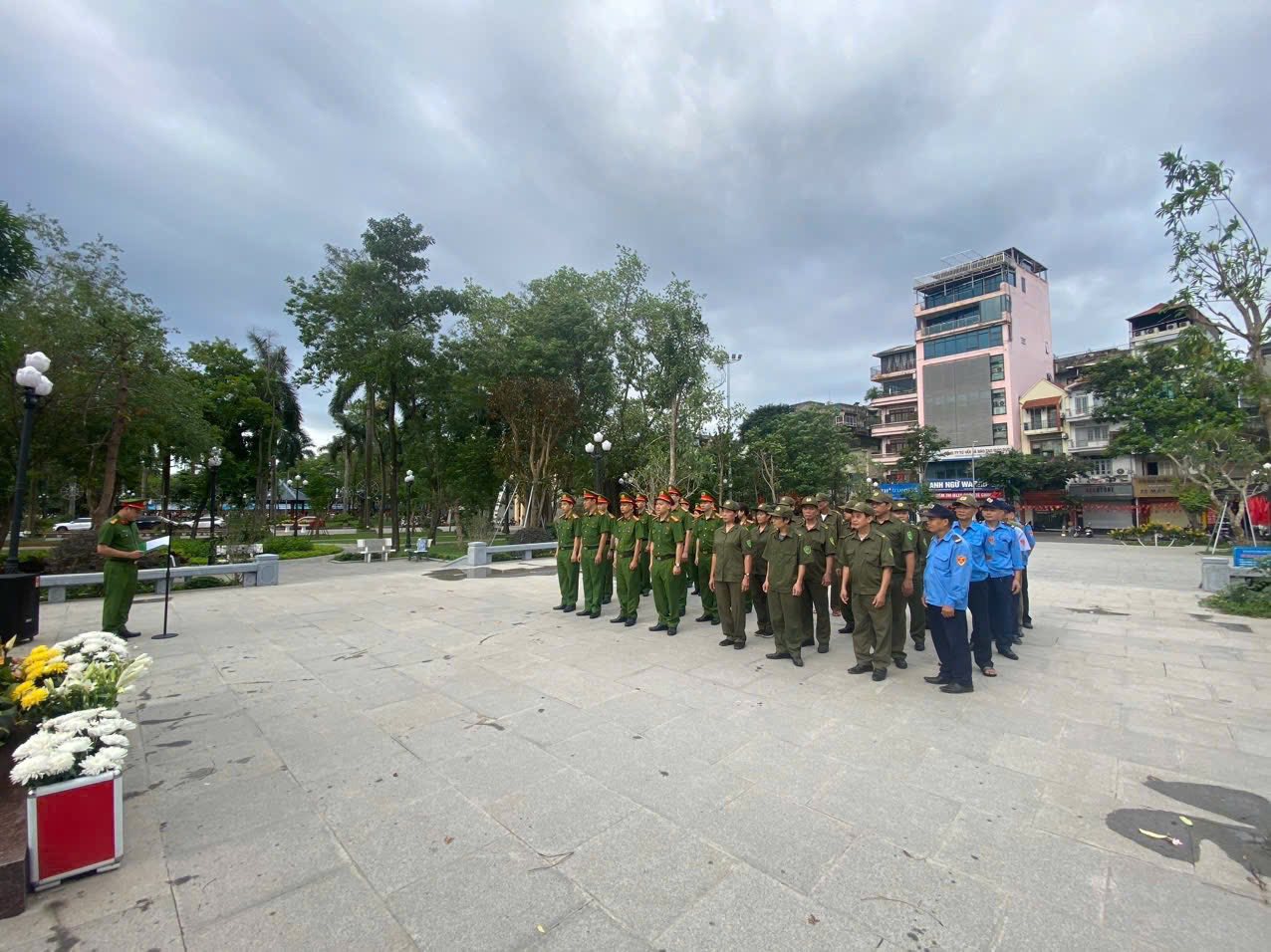 Lực lượng C&ocirc;ng an phường Bạch Mai đồng loạt ra qu&acirc;n tổng vệ sinh m&ocirc;i trường tại C&ocirc;ng vi&ecirc;n V&otilde; Thị S&aacute;u.