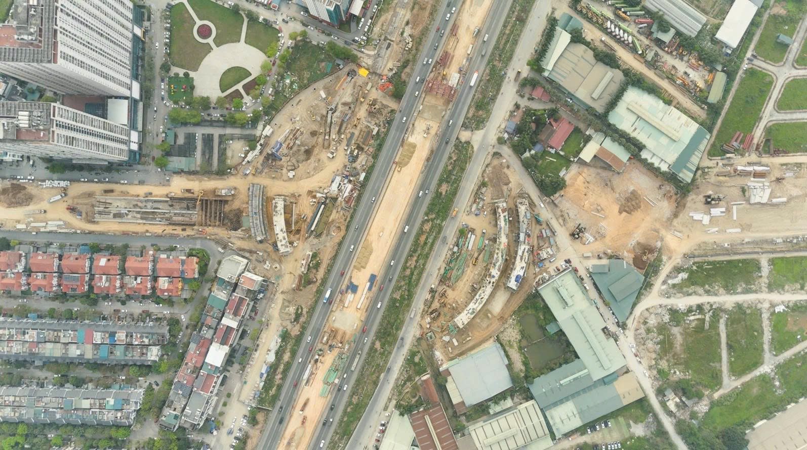 C&ocirc;ng trường n&uacute;t giao V&agrave;nh đai 3,5 &ndash; Đại lộ Thăng Long tại khu vực An Kh&aacute;nh (Ho&agrave;i Đức) đang được đẩy nhanh thi c&ocirc;ng, nhiều hạng mục dần th&agrave;nh h&igrave;nh.