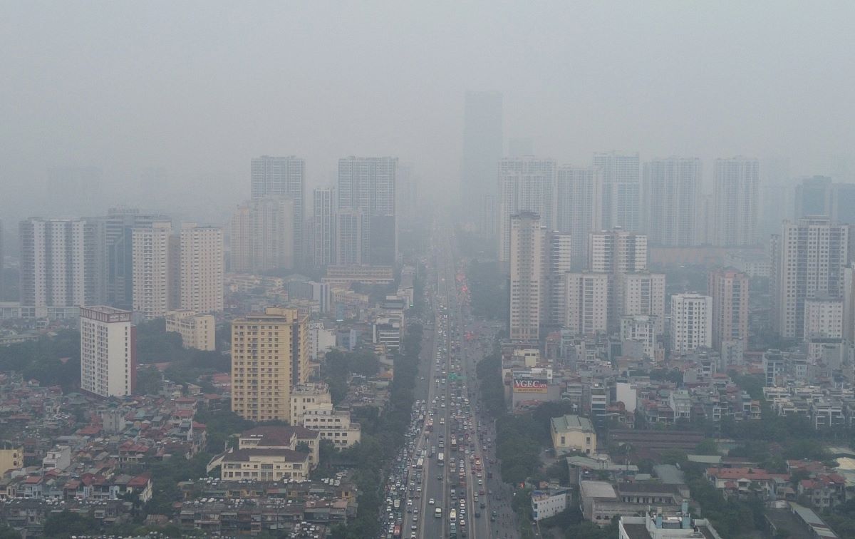Người d&acirc;n H&agrave; Nội đ&atilde; quen với cảnh bụi mịn bao phủ th&agrave;nh phố (ảnh: Đ&igrave;nh Huy)