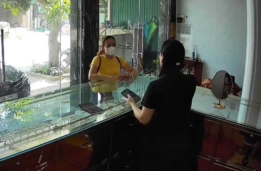 Đối tượng Nguyễn Thị Mỹ Linh (&aacute;o v&agrave;ng) đang giả vờ hỏi mua v&agrave;ng để cướp