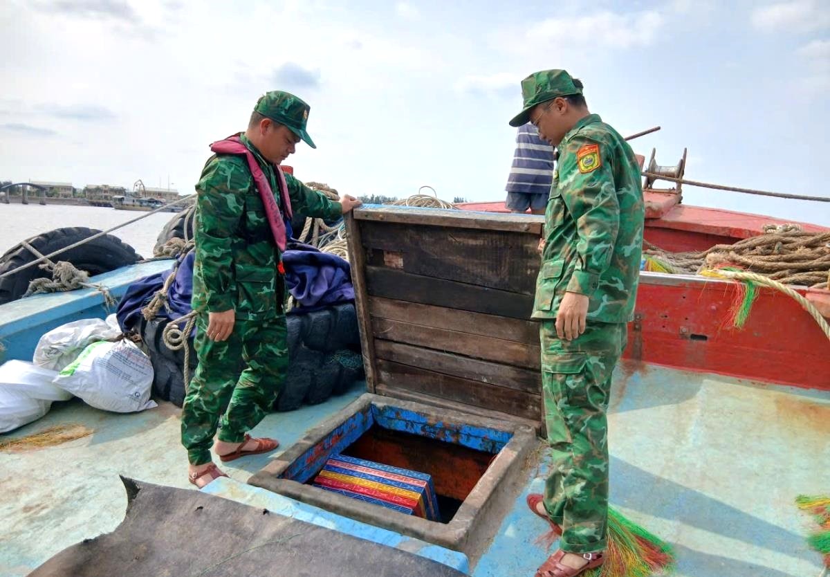 Bắt giữ vụ vận chuyển trái phép 15.000 lít dầu DO trên biển Ninh Bình