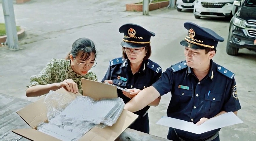 C&aacute;n bộ Hải quan H&agrave; Nam, Hải quan khu vực IV th&ocirc;ng quan h&agrave;ng ho&aacute; cho doanh nghiệp.