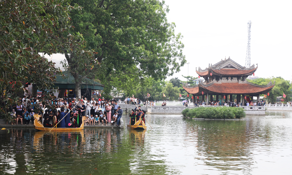 Diễn xướng D&acirc;n ca Quan họ Bắc Ninh tr&ecirc;n thuyền tại Thủy đ&igrave;nh Đền Đ&ocirc; phục vụ du kh&aacute;ch trảy hội.