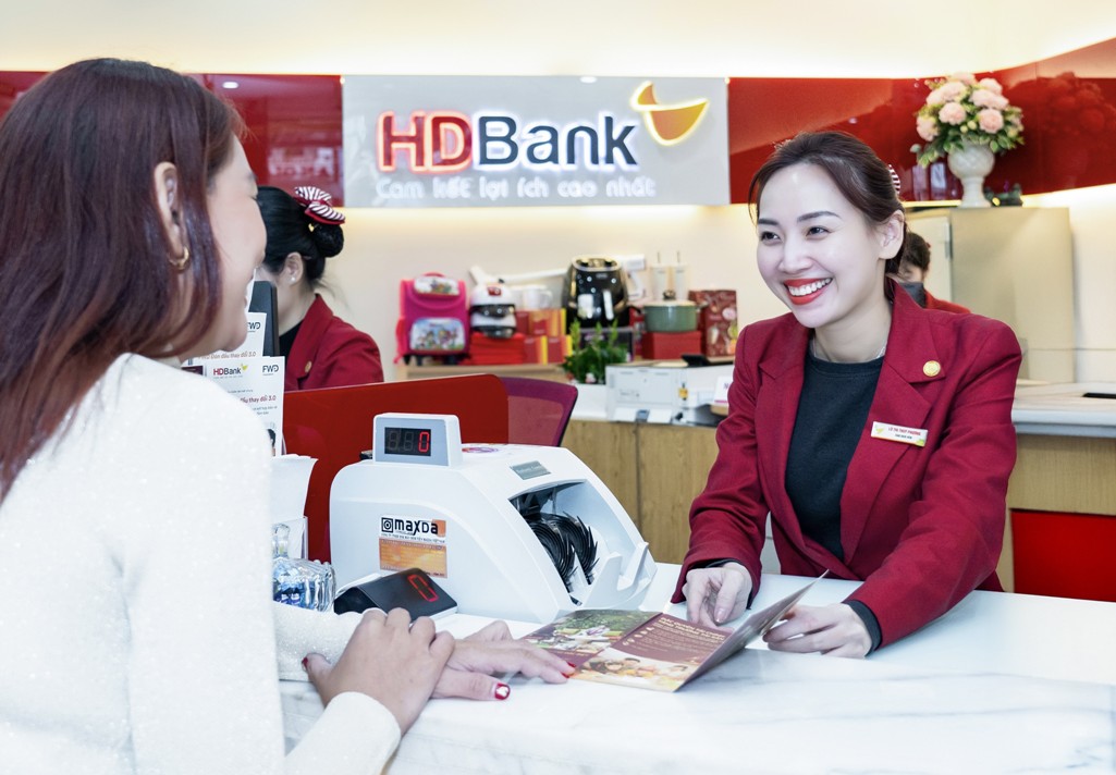Ngân hàng chuyển hướng hút vốn: Giảm lãi suất, tăng ưu đãi khủng
