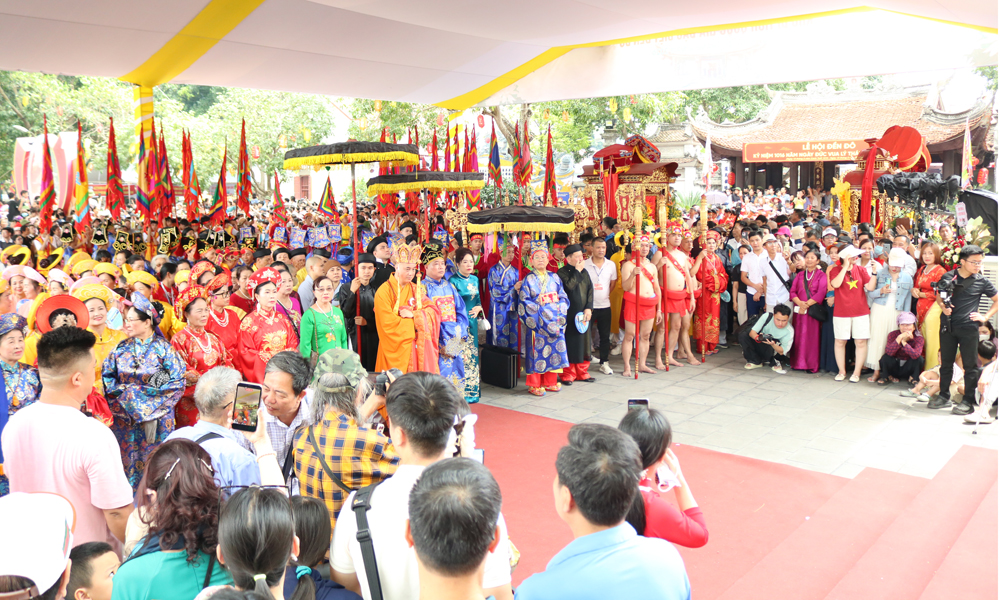 H&agrave;ng ngh&igrave;n người d&acirc;n v&agrave; du kh&aacute;ch thập phương trảy hội Đền Đ&ocirc;.