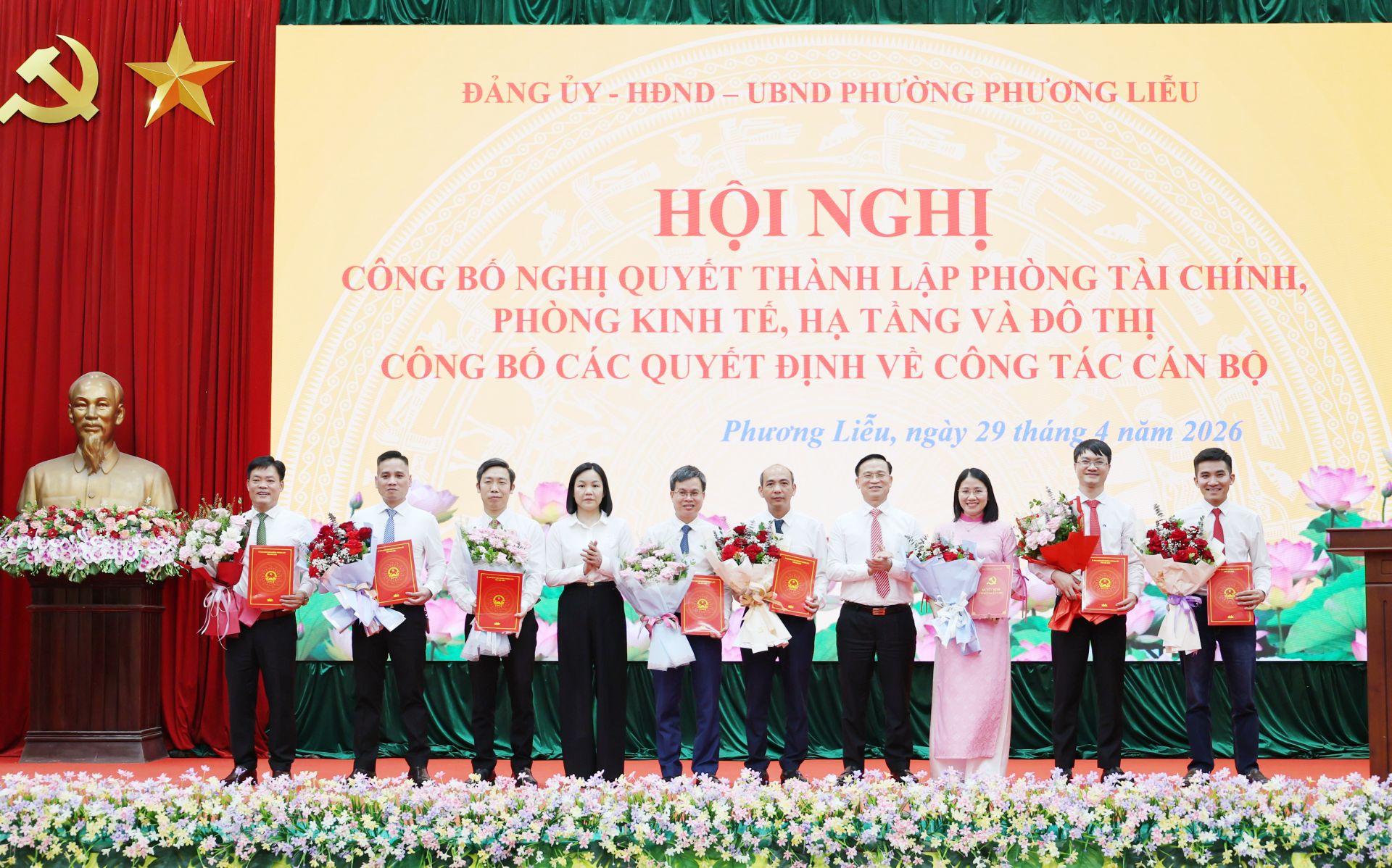 Ph&oacute; B&iacute; thư Thường trực Đảng ủy, Chủ tịch HĐND phường Dư Phương Chi v&agrave; Chủ tịch UBND phường L&ecirc; Xu&acirc;n Hồng trao quyết định v&agrave; tặng hoa ch&uacute;c mừng c&aacute;c đồng ch&iacute; được bổ nhiệm.
