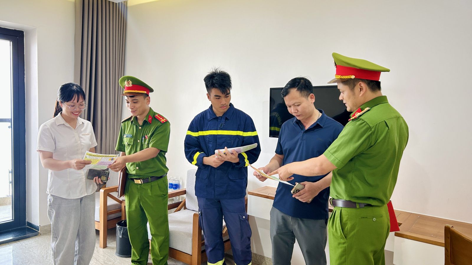 Lực lượng Cảnh s&aacute;t PCCC v&agrave; CNCH đẩy mạnh c&ocirc;ng t&aacute;c tuy&ecirc;n truyền, phổ biến kiến thức ph&aacute;p luật về PCCC cho c&aacute;n bộ, c&ocirc;ng nh&acirc;n vi&ecirc;n l&agrave;m việc tại c&aacute;c cơ sở kinh doanh lưu tr&uacute; tr&ecirc;n địa b&agrave;n phường Sầm Sơn