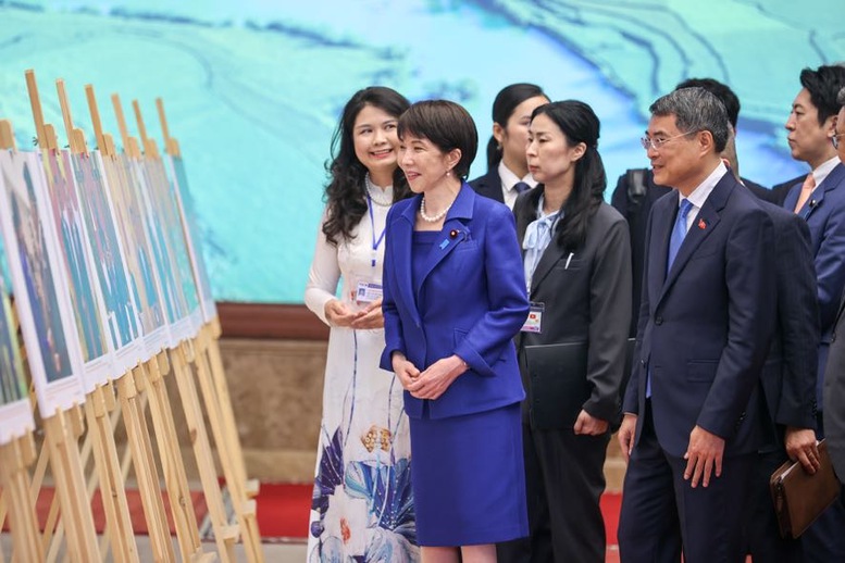 Thủ tướng L&ecirc; Minh Hưng v&agrave; Thủ tướng Takaichi Sanae tham quan triển l&atilde;m ảnh về quan hệ hai nước - Ảnh: VGP/Nhật Bắc