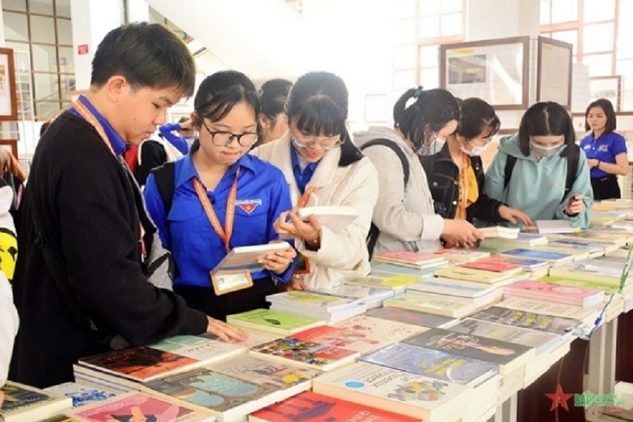 Kh&ocirc;ng gian trưng b&agrave;y, giới thiệu s&aacute;ch nhận được sự quan t&acirc;m của nhiều bạn trẻ.