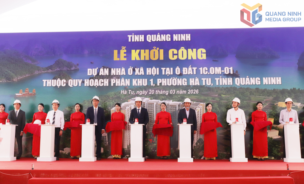 C&aacute;c đại biểu bấm n&uacute;t khởi c&ocirc;ng Dự &aacute;n nh&agrave; ở x&atilde; hội tại &ocirc; đất 1C.OM-01 thuộc quy hoạch ph&acirc;n khu 1, phường H&agrave; Tu do Li&ecirc;n danh C&ocirc;ng ty CP Đầu tư Ng&acirc;n H&agrave; Quảng Ninh v&agrave; C&ocirc;ng ty CP Tư vấn Đầu tư t&agrave;i ch&iacute;nh To&agrave;n Cầu thực hiện