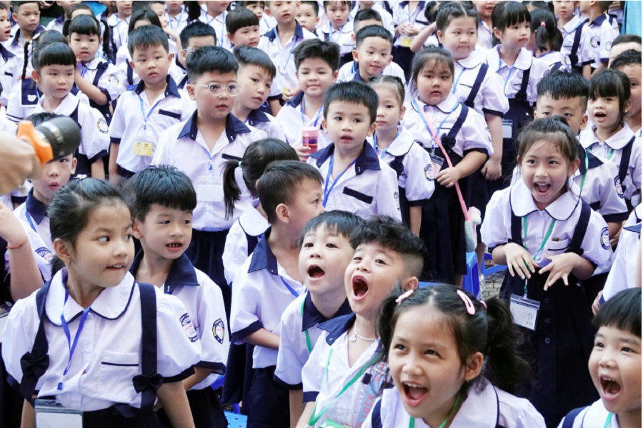 Theo lộ tr&igrave;nh, học sinh phổ th&ocirc;ng sẽ được miễn ph&iacute; SGK từ năm 2030.