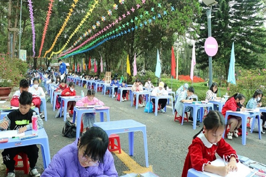 Th&ocirc;ng qua c&aacute;c hoạt động vui chơi, giải tr&iacute; kết hợp đọc s&aacute;ch tại nhiều kh&ocirc;ng gian, chương tr&igrave;nh đ&atilde; khơi gợi n&ecirc;n niềm y&ecirc;u th&iacute;ch đọc s&aacute;ch cho c&aacute;c em học sinh