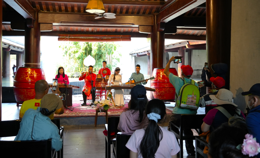 Du kh&aacute;ch thưởng thức chương tr&igrave;nh nghệ thuật tại L&agrave;ng Nương