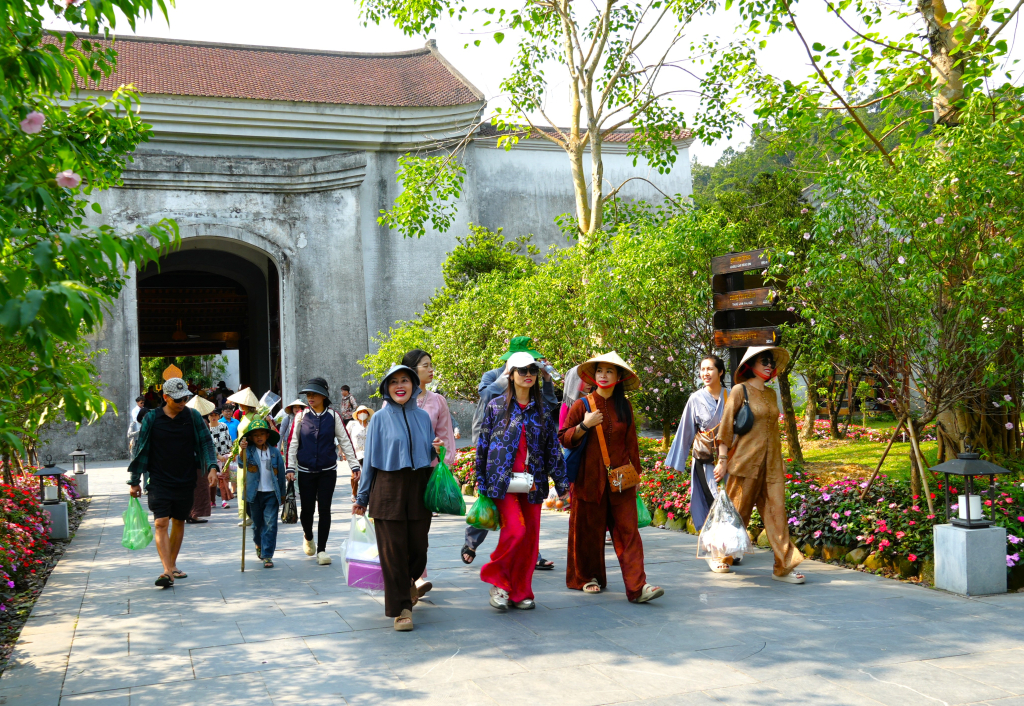 Du kh&aacute;ch h&agrave;nh hương về Y&ecirc;n Tử để chi&ecirc;m b&aacute;i