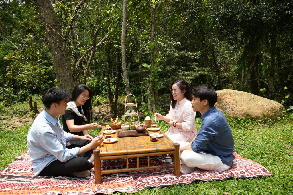 Du kh&aacute;ch thưởng thức c&aacute;c set tr&agrave; chiều b&ecirc;n suối, ngắm cảnh v&agrave; thư gi&atilde;n sau những ng&agrave;y l&agrave;m việc bận rộn