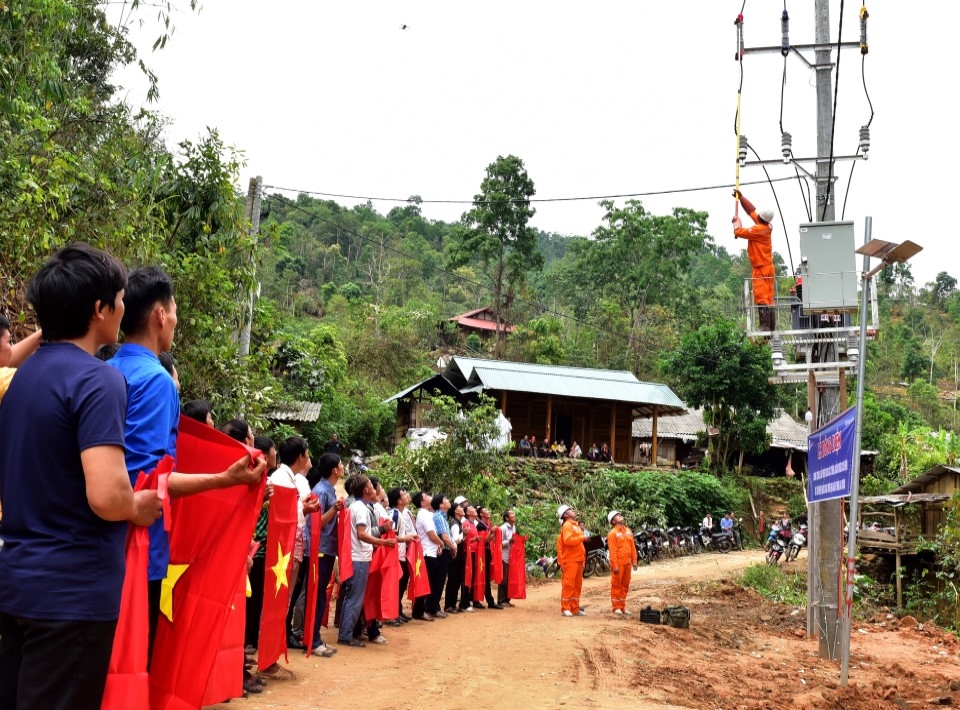 Vượt khó đưa điện về bản vùng cao Lai Châu