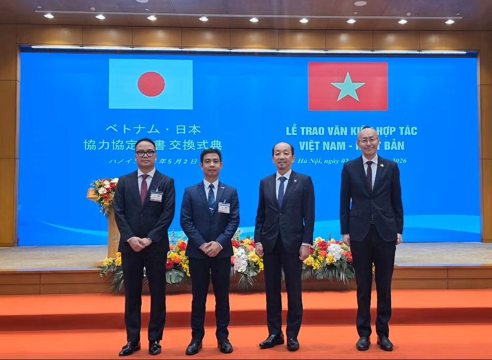Đại diện c&aacute;c l&atilde;nh đạo VNSC, JAXA v&agrave; JICA Việt Nam chụp h&igrave;nh lưu niệm. (Ảnh: VNSC)