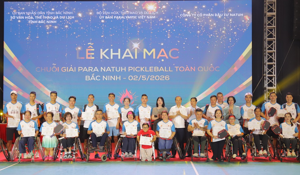 C&aacute;c đại biểu trao giấy chứng nhận cho c&aacute;c vận động vi&ecirc;n dự giải Giải Para Natuh Pickleball Bắc Ninh 2026 .