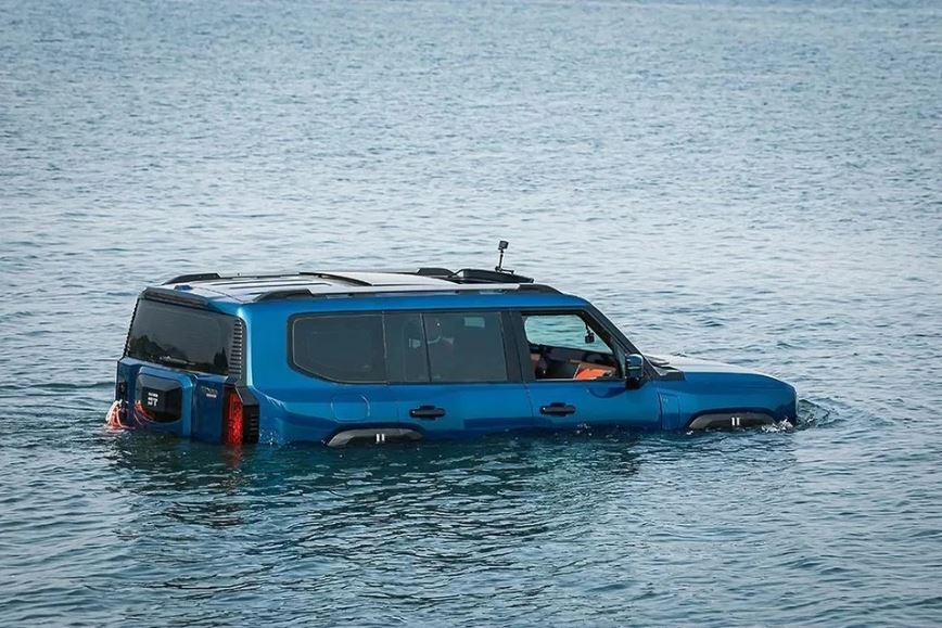Cuộc đua xe lội nước: Lộ diện mẫu SUV Trung Quốc biến thành "du thuyền"