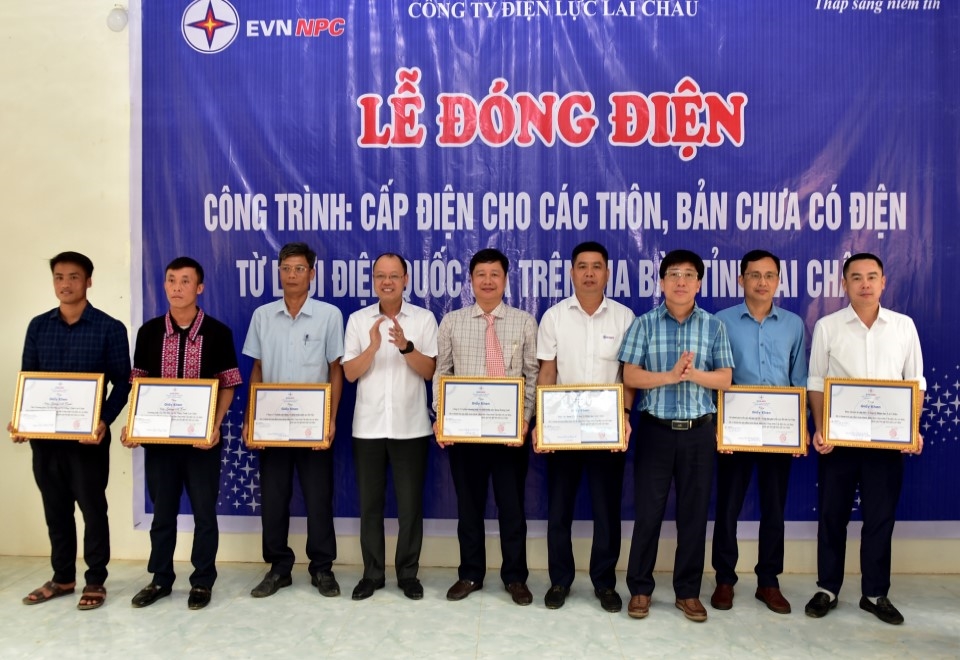 L&atilde;nh đạo Sở C&ocirc;ng Thương, C&ocirc;ng ty Điện lực Lai Ch&acirc;u khen thưởng cho c&aacute;c tập thể, c&aacute; nh&acirc;n c&oacute; th&agrave;nh t&iacute;ch xuất sắc trong triển khai dự &aacute;n