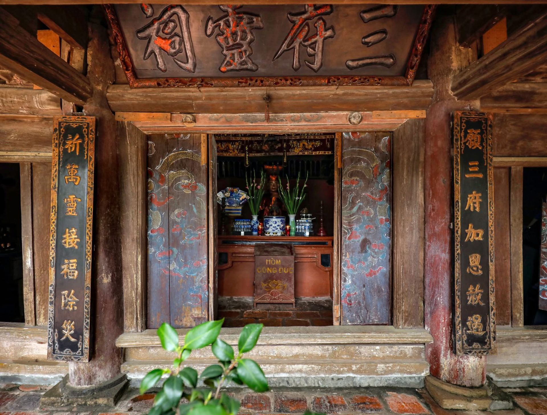 Gian thờ cổ với ho&agrave;nh phi, c&acirc;u đối nhuốm m&agrave;u thời gian, phản &aacute;nh đời sống t&acirc;m linh bền bỉ của người d&acirc;n Xứ Đo&agrave;i qua nhiều thế hệ.