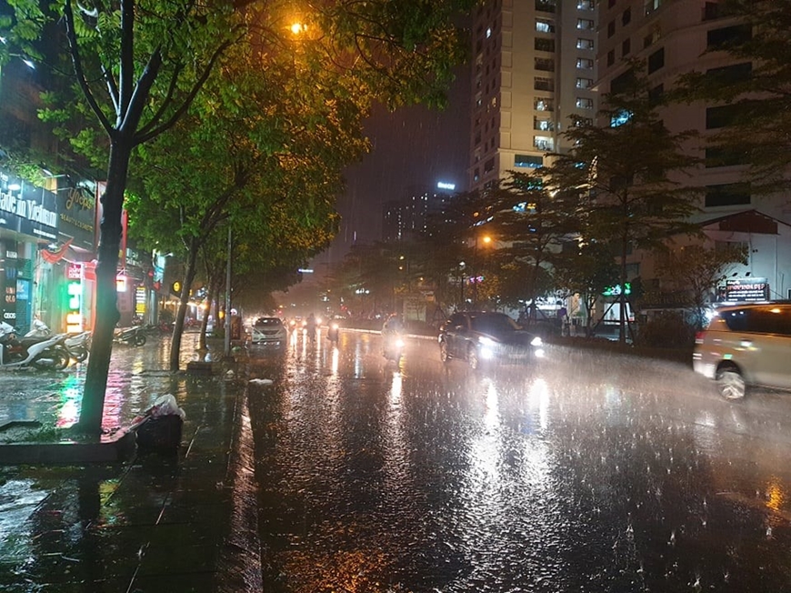 Đêm nay mưa dông lan rộng, đề phòng lốc, sét và gió giật mạnh