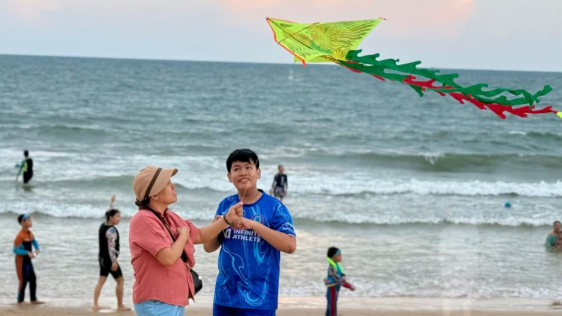 Du kh&aacute;ch thả diều tr&ecirc;n b&atilde;i biển.
