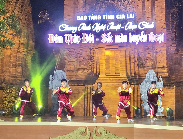 Chương tr&igrave;nh &ldquo;Đ&ecirc;m Th&aacute;p Đ&ocirc;i - Sắc m&agrave;u huyền thoại&rdquo; thu h&uacute;t đ&ocirc;ng đảo c&aacute;n bộ, nh&acirc;n d&acirc;n v&agrave; du kh&aacute;ch. Trong ảnh: Một tiết mục biểu diễn v&otilde; cổ truyền B&igrave;nh Định. Ảnh: Viết Hiền