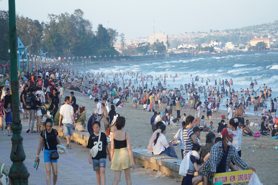 B&atilde;i biển Đồi dương - Thương ch&aacute;nh, phường Phan Thiết c&oacute; rất đ&ocirc;ng kh&aacute;ch tắm biển