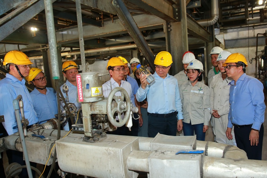 Bộ trưởng Bộ C&ocirc;ng Thương L&ecirc; Mạnh H&ugrave;ng c&ugrave;ng l&atilde;nh đạo Petrovietnam, l&atilde;nh đạo BSR kiểm tra t&igrave;nh h&igrave;nh sản xuất tại Nh&agrave; m&aacute;y Nhi&ecirc;n liệu sinh học Dung Quất