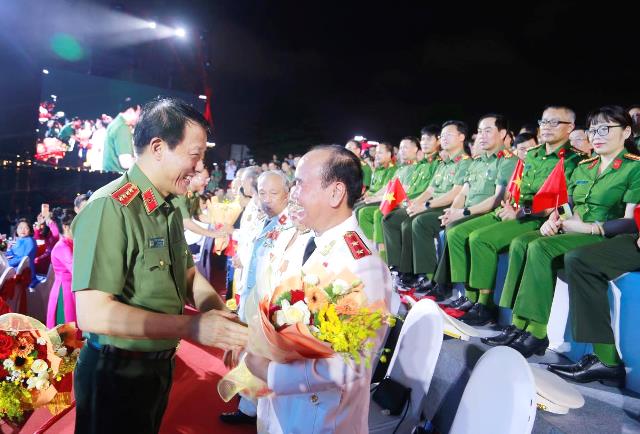 Trước khi đến dự Gala, Bộ trưởng Lương Tam Quang đến động vi&ecirc;n, ch&uacute;c mừng c&aacute;c lực lượng l&agrave;m nhiệm vụ.