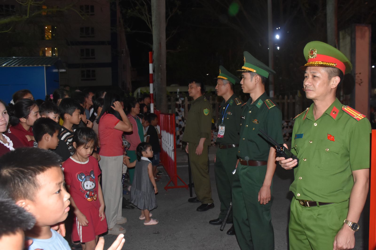 lực lượng C&ocirc;ng an đ&atilde; kh&ocirc;ng nghỉ lễ m&agrave; tăng cường tối đa lực lượng, thường xuy&ecirc;n b&aacute;m tuyến, b&aacute;m địa b&agrave;n