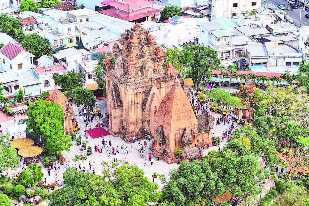 Du kh&aacute;ch tham quan Khu di t&iacute;ch Th&aacute;p B&agrave; Ponagar, tỉnh Kh&aacute;nh H&ograve;a.