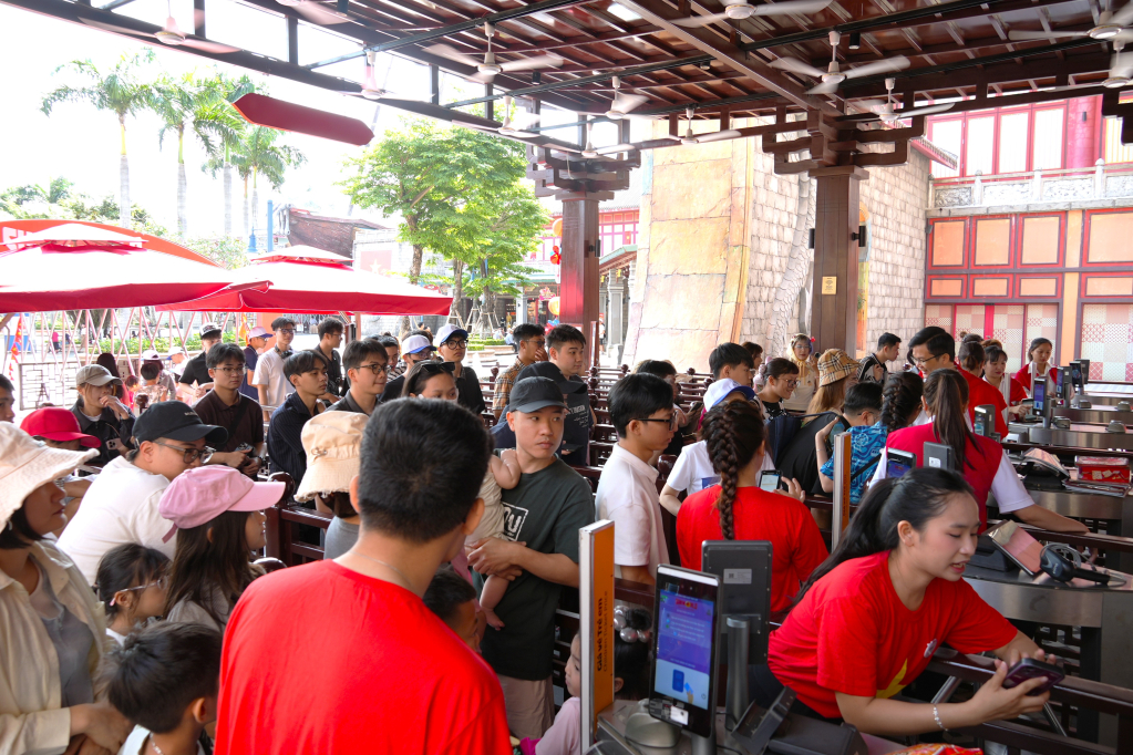 Người d&acirc;n xếp h&agrave;ng v&agrave;o chơi C&ocirc;ng vi&ecirc;n Rồng tại Tổ hợp khu vui chơi giải tr&iacute; Sun World Hạ Long