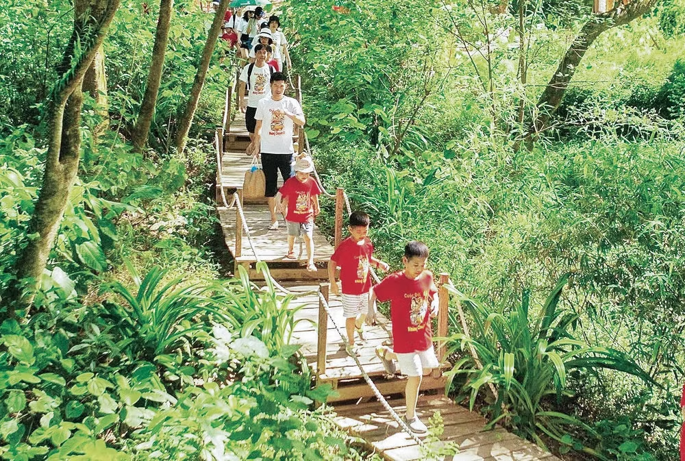 Kh&aacute;ch du lịch đến trải nghiệm c&aacute;c dịch vụ ở Ozo Park, tỉnh Quảng Trị.