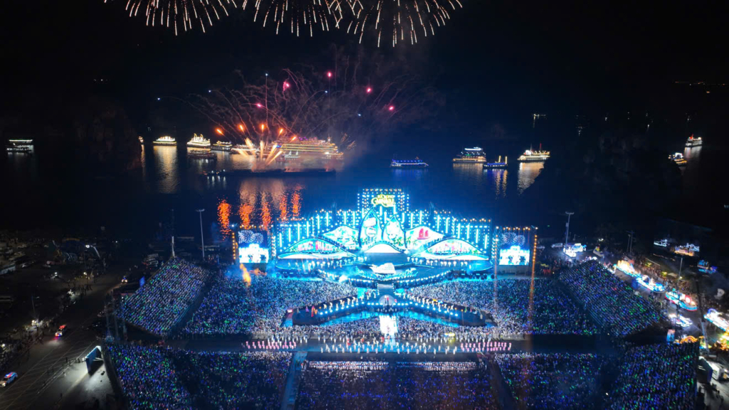 Kh&ocirc;ng gian lễ hội s&ocirc;i động tại Carnaval Hạ Long 2026