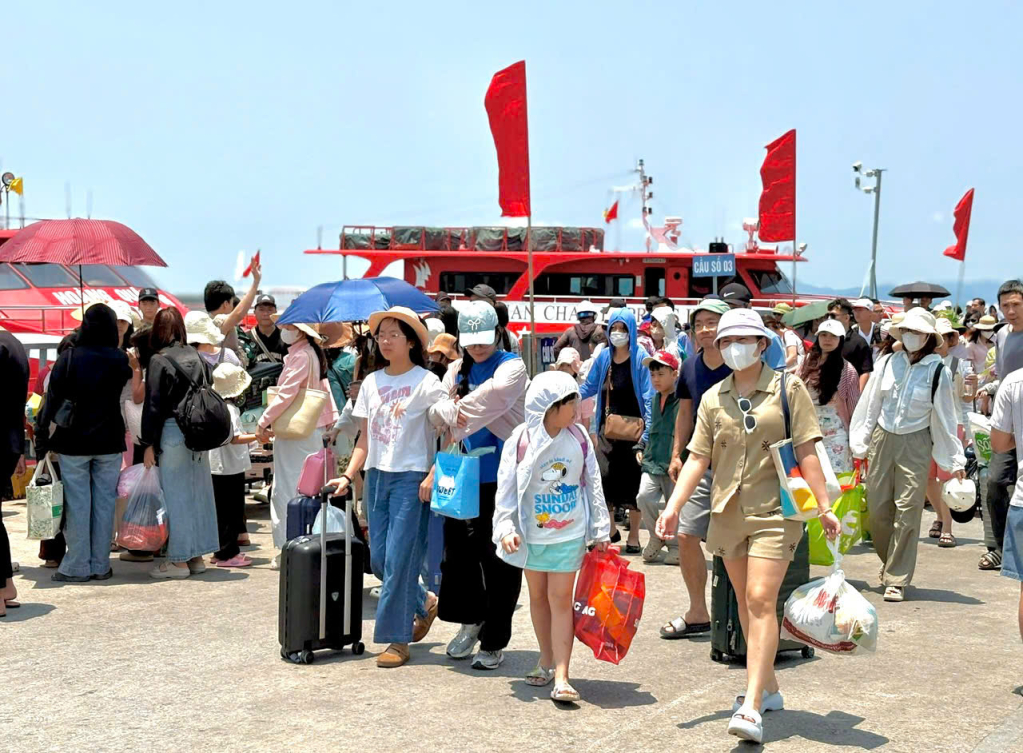 Kh&ocirc;ng kh&iacute; nhộn nhịp tại cảng t&agrave;u C&ocirc; T&ocirc;