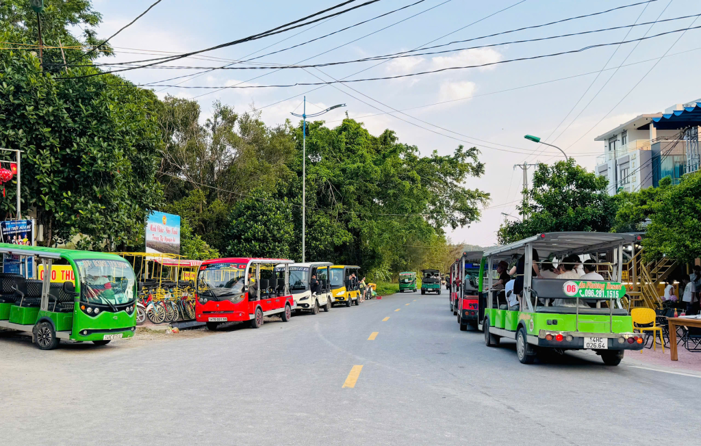 Xe điện l&agrave; phương tiện di chuyển ch&iacute;nh tr&ecirc;n c&aacute;c tuyến đảo C&ocirc; T&ocirc; - V&acirc;n Đồn