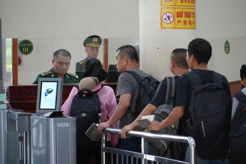Du kh&aacute;ch l&agrave;m thủ tục nhập cảnh tại cầu Bắc Lu&acirc;n II, thuộc Cửa khẩu Quốc tế M&oacute;ng C&aacute;i